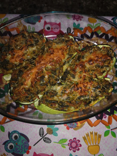 Una foto de Calabacín relleno de espinacas y carne picada
