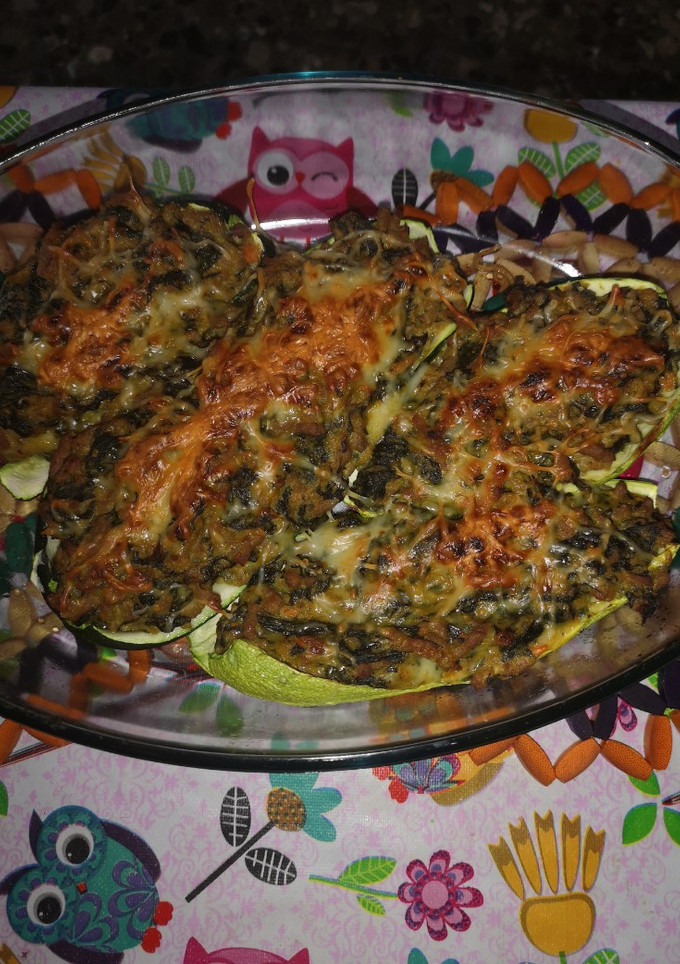 Una foto de Calabacín relleno de espinacas y carne picada