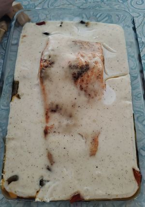 Una foto de Filete de salmón con base de verduras y bechamel en airfryer y horno