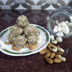 A picture of Makhana ladoo.