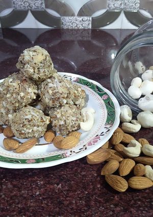 A picture of Makhana ladoo.