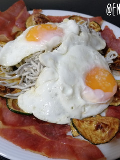 Una foto de Chips de calabacín con gulas, huevos y crujiente de jamón