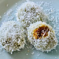 A picture of 4 ingredient Ondeh Ondeh(Coconut Palm Sugar Mochi Balls).