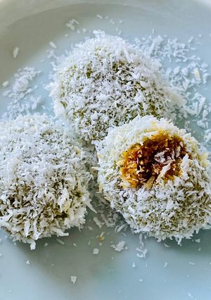 A picture of 4 ingredient Ondeh Ondeh(Coconut Palm Sugar Mochi Balls).