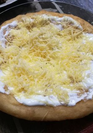 Sajtos tejfölös lángos recept fotója