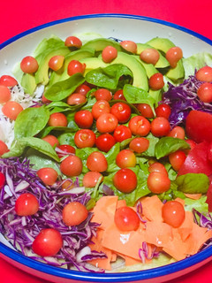 Una foto de Ensalada súper colorida de Verano con Cerezas y Vegetales !