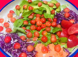 Una foto de Ensalada  súper colorida de Verano con Cerezas y Vegetales !