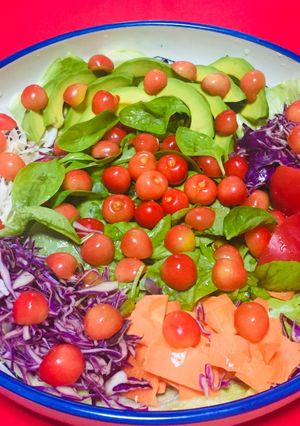 Una foto de Ensalada  súper colorida de Verano con Cerezas y Vegetales !