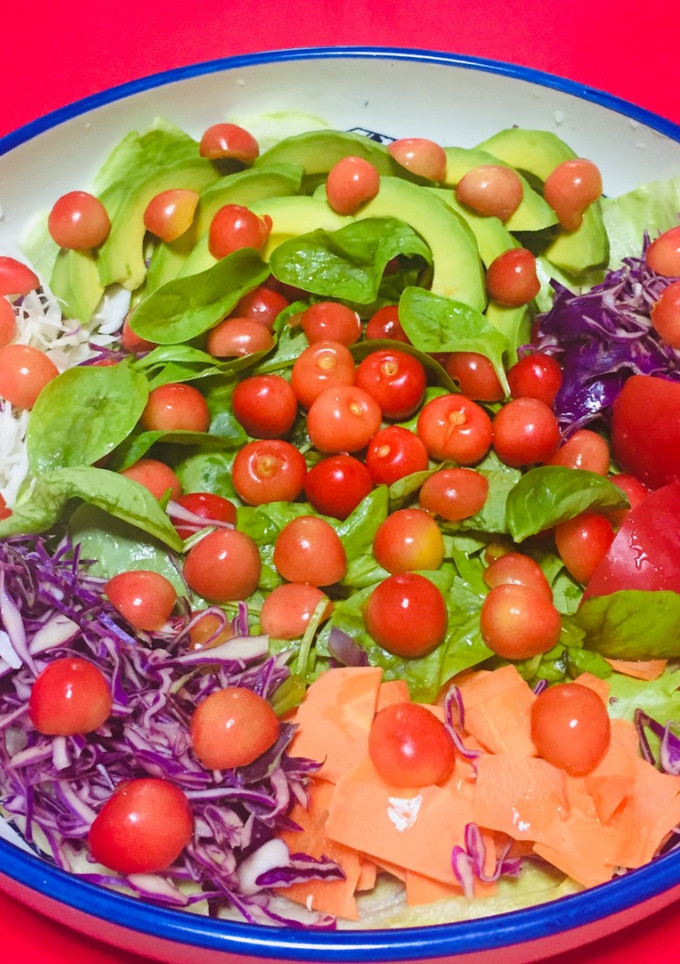Una foto de Ensalada  súper colorida de Verano con Cerezas y Vegetales !
