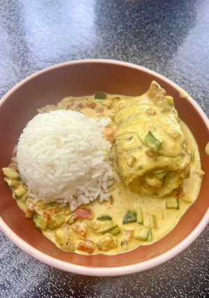 Une photo de Ballotin de loup de mer farci en croûte de jambon cru, sauce curry / coco 🐠🥥