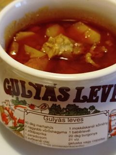 Gulyásleves sertés combból kuktában főzve recept fotója
