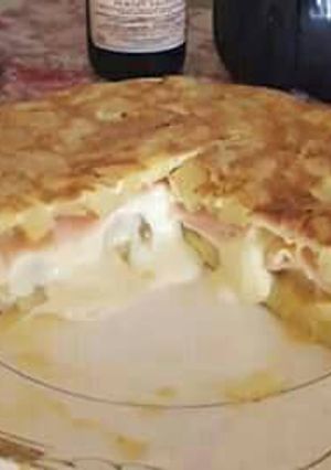 Una foto de Tortilla de papas rellena de jamón y queso