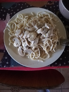 Una foto de Tallarines con crema y champiñones
