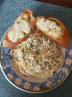 Una foto de Espagueti en salsa Alfredo con Camarones y pan de ajo con queso