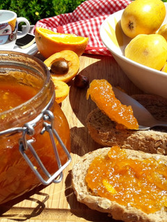 Una foto de Mermelada de nísperos con un toque de canela y naranja
