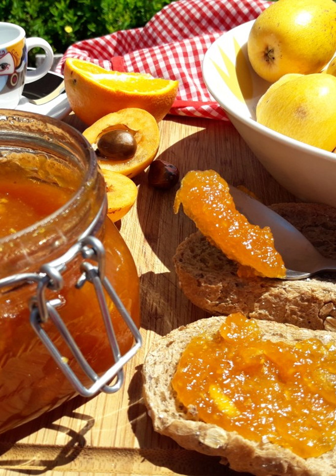 Una foto de Mermelada de nísperos con un toque de canela y naranja