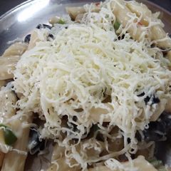 A picture of White sauce pasta.