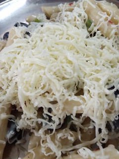 A picture of White sauce pasta.