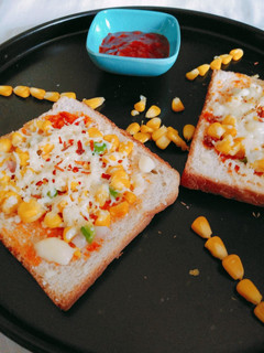 A picture of Chilli corn cheese toast.