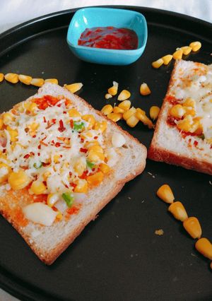 A picture of Chilli corn cheese toast.