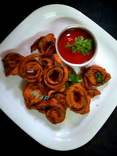 लौकी के छिलके के पकोडे (Lauki ke chilke ke pakode recipe in Hindi) रेसिपी मुख्य फोटो