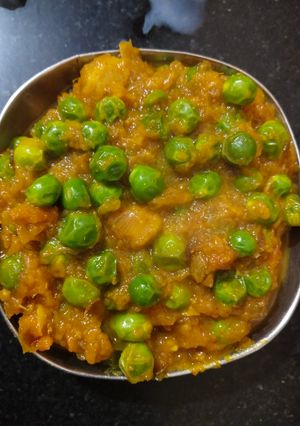 A picture of Matar tamatar.