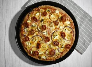 Foto principal de Pizza integral en panificadora con verduritas y queso