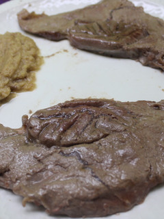 Una foto de Filetes de jarrete de ternera con puré de manzanas y peras
