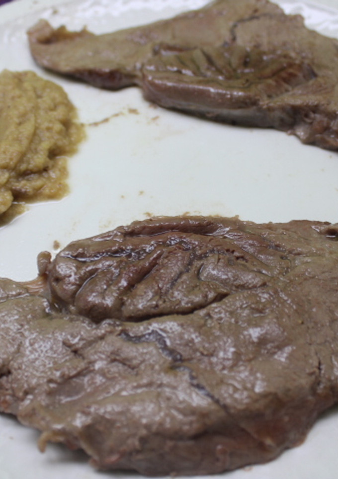 Una foto de Filetes de jarrete de ternera con puré de manzanas y peras