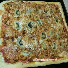 A picture of Chicken tikka mushroom pizza.