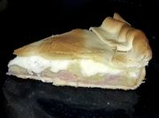 Una foto de tarta de cebolla y queso