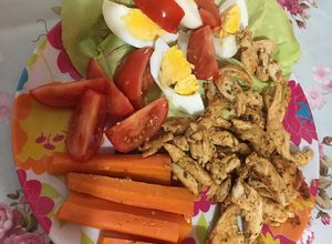 Una foto de Pollo condimentado con ensalada