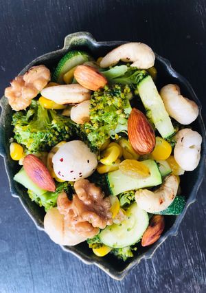 A picture of Stir fry crunchy veggies.