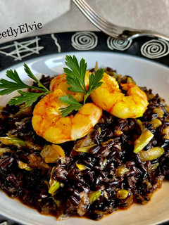 Foto di Riso venere al curry con zucchine e gamberi