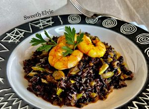 Foto di Riso venere al curry con zucchine e gamberi