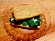 Una foto de pan de aceitunas