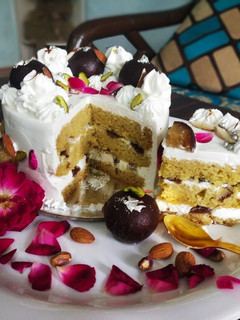 गुलाब जामुन केक (Gulab jamun cake recipe in Hindi) रेसिपी मुख्य फोटो