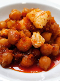 Una foto de Garbanzos con bacalao a la sobrasada