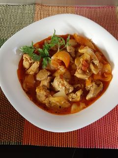 Bazsalikomos lecsós csirkecomb recept fotója