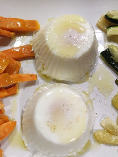 Una foto de Calabacín y boniato al horno con huevos poché