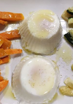 Foto principal de Calabacín y boniato al horno con huevos poché