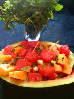 तरबूज टोकरी में फ्रूट चाट (Tarbooj tokri mein fruit chaat recipe in Hindi) रेसिपी मुख्य फोटो