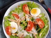 Gambar caesar salad egg