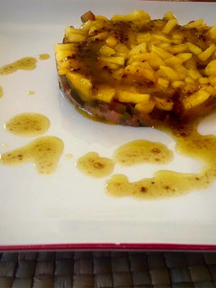 Una foto de Tartar de salmón ahumado, melocotón y kumato