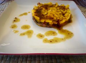Una foto de Tartar de salmón ahumado, melocotón y kumato