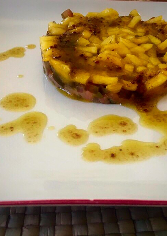 Una foto de Tartar de salmón ahumado, melocotón y kumato