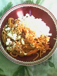 Una foto de Spaghetti con arroz blanco