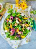 Insalata di songino ceci olive feta e fiori di topinambur