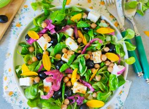 Foto di Insalata di songino ceci olive feta e fiori di topinambur