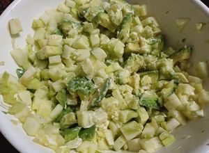 Una foto de Ensalada de manzana verde +apio+palta